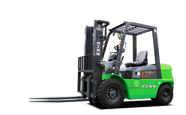  <a href='http://www.gslonking.com/case/' target='_blank' title='临夏龙工叉车' ><strong>临夏龙工叉车</strong></a>全方位操作与维护指南：优化效率与延长使用寿命  在现代化的物流和仓储行业中，叉车作为重要的物料搬运设备，承担着不可或缺的角色。龙工叉车以其卓越的性能和稳定的质量，受到了广泛欢迎。本文章将深入探讨龙工叉车的操作与维护全攻略，帮助您提高工作效率，延长设备使用寿命。   一、龙工叉车的基本构造  在深入操作与维护之前，了解龙工叉车的基本构造至关重要。叉车主要由以下几个部分组成：  1. 底盘：是叉车的基础，支撑其整个结构，承受重物的压力。  2. 动力系统：大多数龙工叉车采用柴油、液化气或电池驱动，动力系统的选择直接影响叉车的使用场景和效能。  3. 升降系统：负责叉车的上下升降动作，采用液压系统，确保负载的稳定性和安全性。  4. 操控系统：包括方向盘、控制杆、踏板等，操控系统的灵敏度与人机工程学设计直接影响操作的舒适度和安全性。  5. 安全装置：如防倾斜装置、警报器和安全带等，以确保操作人员和货物的安全。   二、龙工叉车的操作指南  使用龙工叉车时，操作人员需遵循一系列的操作步骤，以确保高效和安全的搬运过程。   1. 操作前的准备  - 检查叉车状态：在操作前，请检查叉车的机油、液压油和冷却液的水平，确保动力系统正常运转。  - 检查轮胎：确保轮胎气压正常，避免因轮胎问题导致的安全隐患。  - 仔细检查安全装置：确保所有安全装置正常工作，包括安全带和防倾斜装置。   2. 启动操作  - 安全检查：在启动叉车之前，再次核实周围无障碍物，确保行驶道路畅通。  - 启动发动机：依照说明书的步骤启动发动机，注意听是否有异常声响。  - 温暖机器：在正式操作前，让叉车预热几分钟，以保证各部件充分润滑。   3. 操作过程中的注意事项  - 负载管理：不同型号的龙工叉车有不同的承重限制，务必遵循相关规定，避免超载。  - 驾驶技巧：保持稳定的驾驶速度，尤其是在转弯时，应减速行驶，确保平稳。  - 货物搬运：将货物提升至适当高度，尽量靠近叉车正下方搬运，防止重心偏移导致叉车倾斜。   4. 停车和关闭叉车  - 规范停车：在停车时，应将叉车停放在平地上，并将货叉降低至地面，确保叉车稳定。  - 启用手刹：使用手刹固定叉车位置，以避免意外滑动。  - 关闭叉车：最后，按照操作手册的步骤关闭发动机，并进行必要的安全检查。   三、龙工叉车的定期维护与保养  恰当的维护与保养是延长龙工叉车使用寿命的关键。以下是叉车维护的详细指南。   1. 日常维护  - 清洁叉车：每日操作结束后，应对叉车进行清洁，特别是液压系统和轮胎部分。  - 润滑保养：定期对活动关节、轴承和链条等进行润滑，确保机械部件的灵活性与稳定性。  - 检查液体水平：每周检查机油、液压油和冷却液的水平，如果发现缺少应及时添加。   2. 定期保养  - 更换机油：根据使用频率，建议每500小时或每个月更换机油和机油滤清器。  - 检查电池：对于电动叉车，定期检查电池的电量和接头的连接状态，确保充电系统正常。  - 刹车系统：定期检查刹车片的磨损情况，如发现过度磨损，及时更换。   3. 年度检修  - 全面检验：每年至少进行一次全面检修，包括对整个叉车的电气系统、液压系统和动力系统进行检查。  - 专业人员检查：建议找专业的维修人员进行检修，确保叉车的每一个部件都在最佳状态。   四、提升叉车操作效率的小技巧  为了在使用龙工叉车的过程中进一步提高工作效率，以下小技巧可以帮助您更好地管理工作流程。   1. 优化工作流程  - 合理安排工作时间：根据工作量合理安排叉车的使用时间，减少不必要的等待和闲置，提高工作效率。  - 使用合适的叉车：根据不同工作场合选择合适的叉车类型，如临夏电动叉车适合室内操作，而临夏内燃叉车适合户外重载工作。   2. 培训操作人员  - 定期培训：对操作人员进行定期的专业培训，提高他们的操作技能和安全意识，避免因操作不当导致的事故。  - 分享经验：鼓励操作员之间分享工作经验，提升团队整体的作业效率。   3. 维护工作环境  - 保持工作区域清洁：保持作业区域的整洁与规整，确保叉车操作的顺畅，不易造成事故。  - 设置交通标识：根据业务需求设置清晰的交通标识和警示牌，提高场内的安全性。   总结  临夏龙工叉车凭借其划算的性价比和卓越的性能，已成为许多企业物料搬运的首选设备。然而，合理的操作和维护是实现叉车高效运作的基础。通过掌握本文的操作与维护全攻略，您不仅能够提高工作效率，还可以大幅度延长叉车的使用寿命。希望每位叉车操作员能在安全的环境中，充分发挥临夏叉车的优势，实现最佳的作业效果。